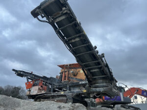 日立建機 VR308 自走式破砕機 全体写真