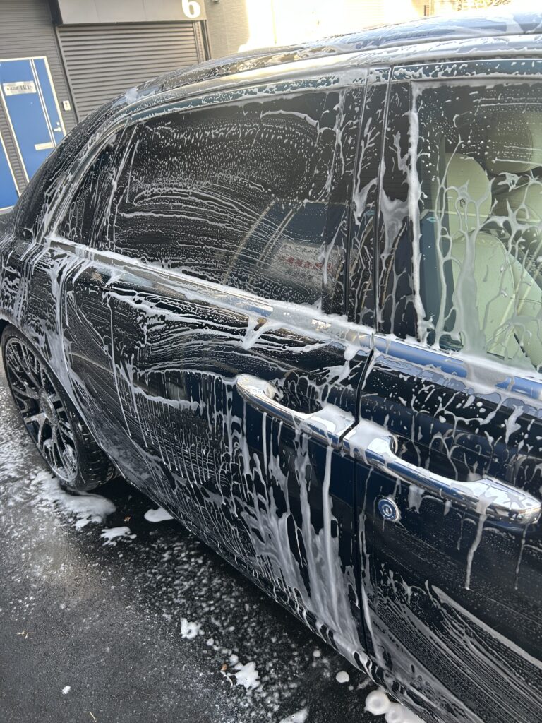 高級車の出張純水洗車のすすぎ作業
