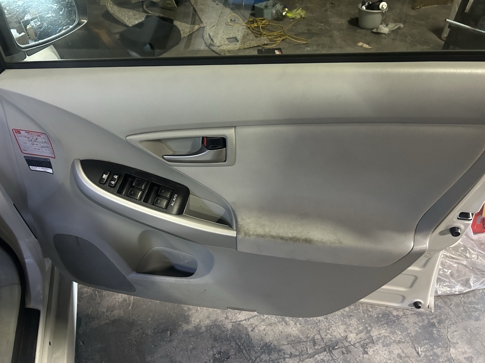 営業車プリウスの黒ずみが付着した運転席ドア内張り施工前