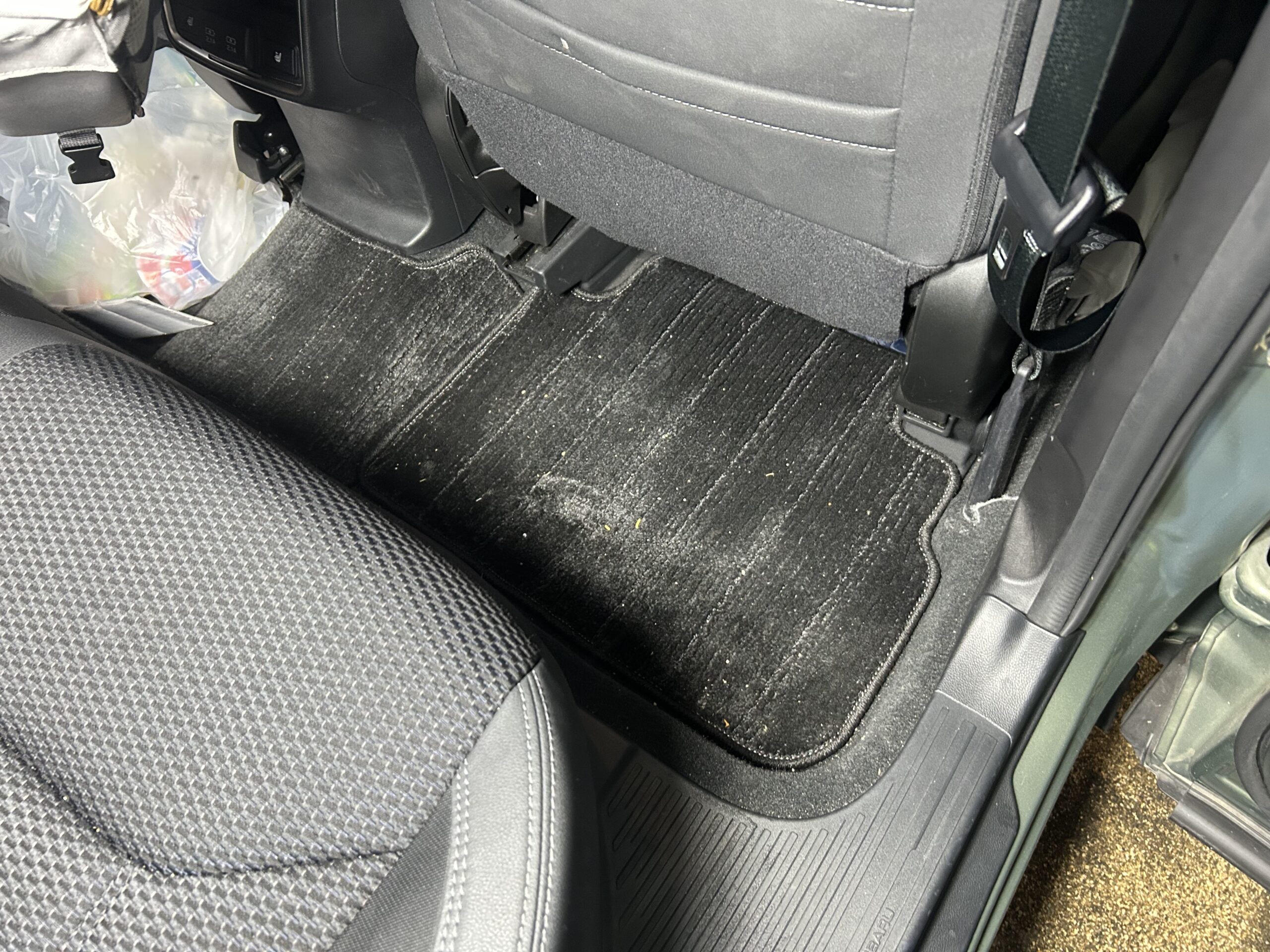 フォレスターの運転席側後部座席の足元とフロアマット