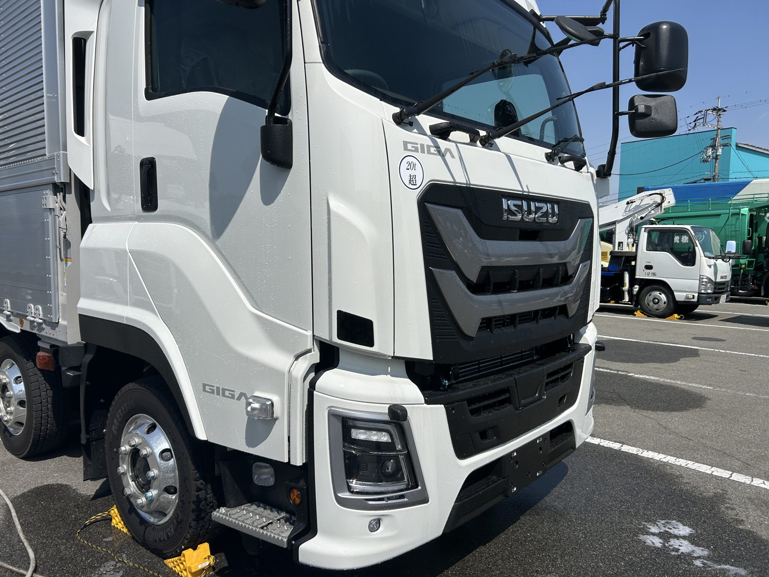 いすゞ大型トラックのキャビン前面コーティング施工対象