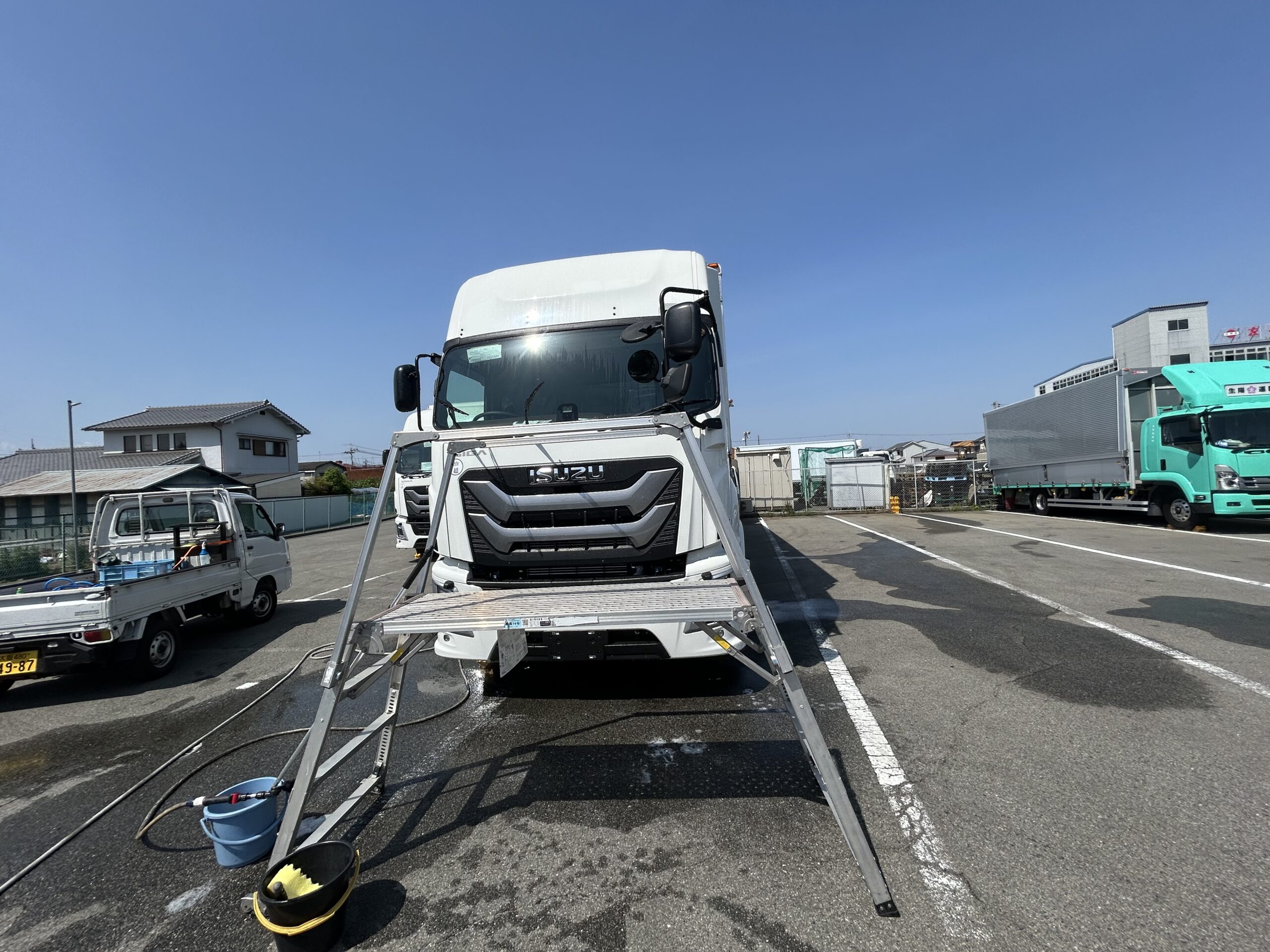 大型トラックの正面ボディを確認するコーティング作業前