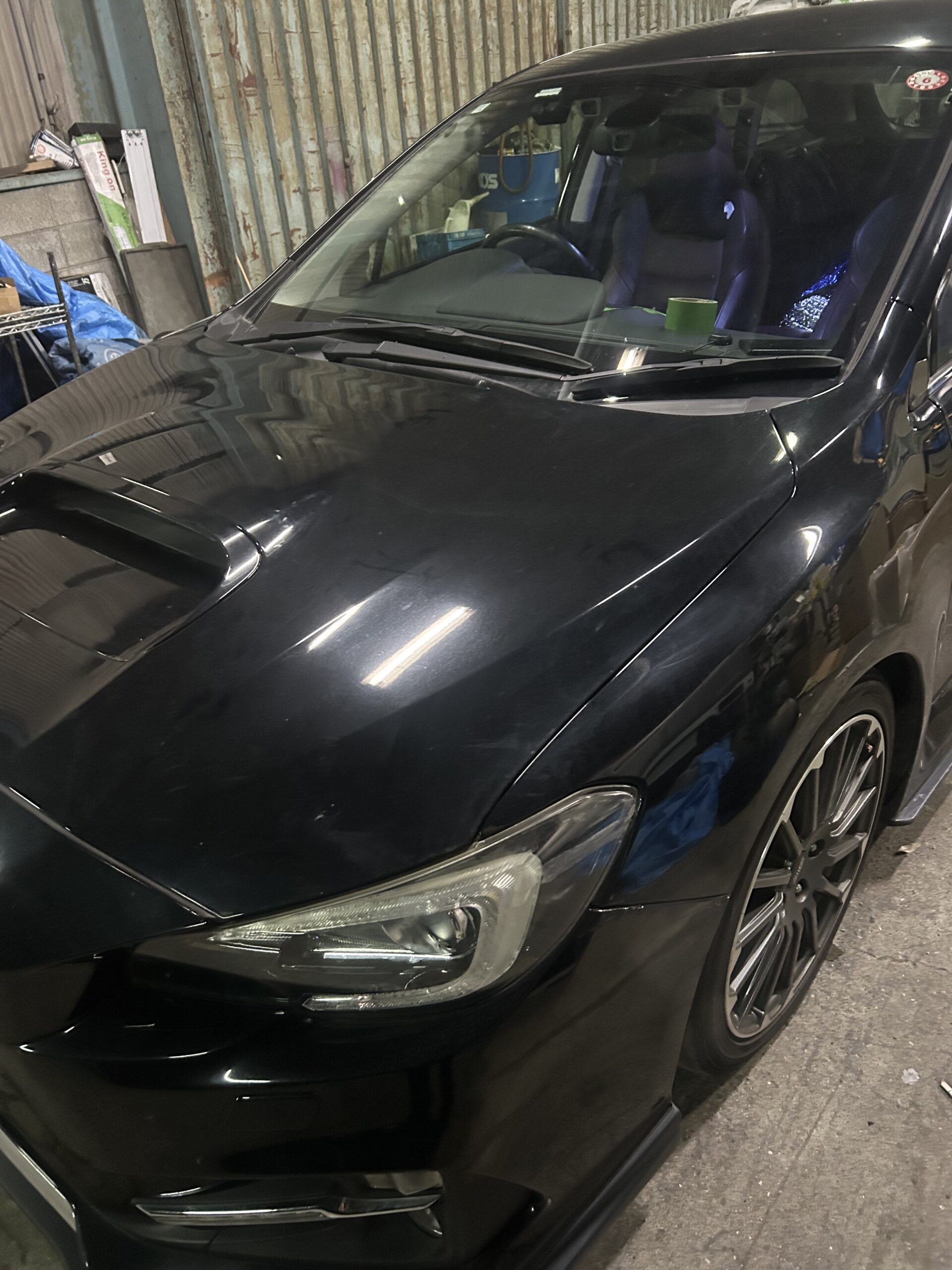 普通車コーティングに対応する黒色セダンの車両サイズ例