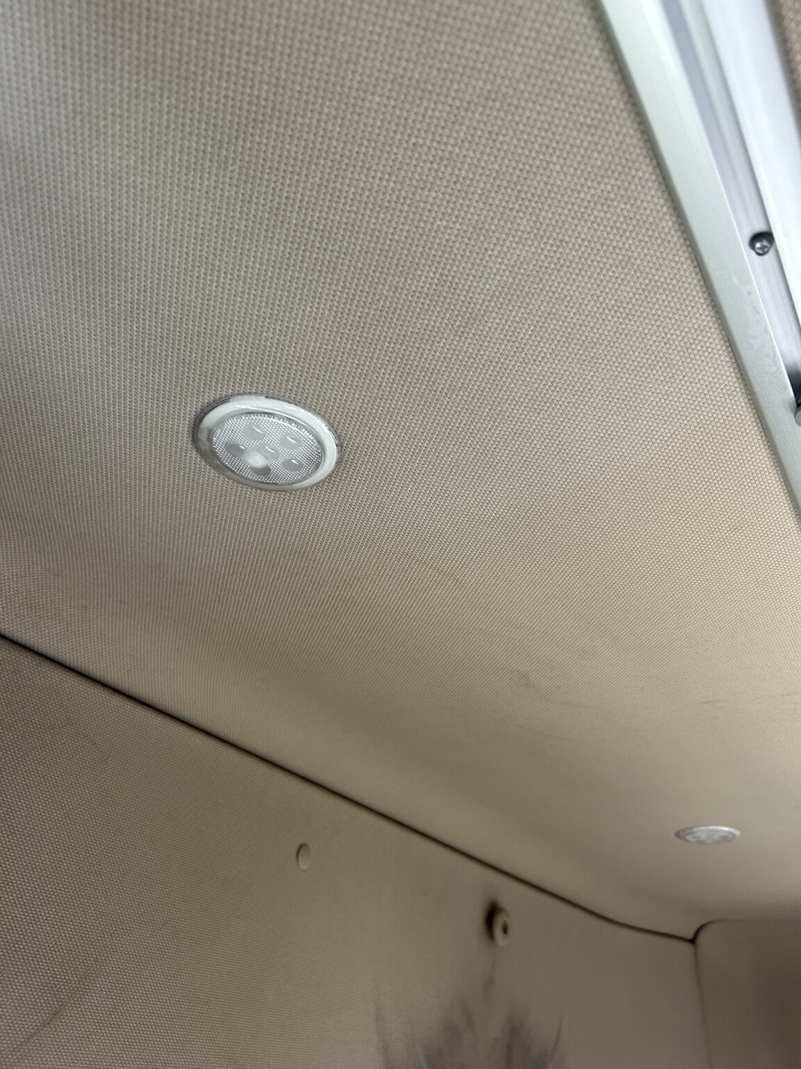 車の天井を洗浄している参考写真