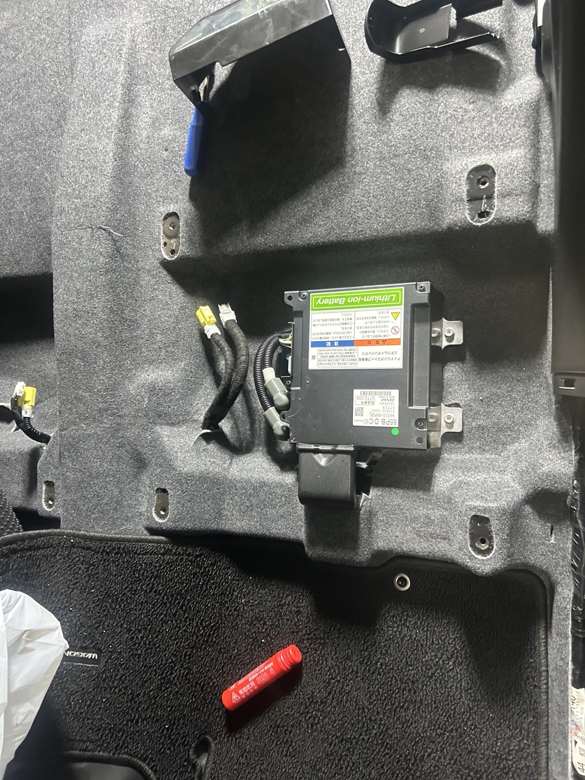 ワゴンRのシート下にある配線と電装品を保護しながら行う車内ヤニ洗浄