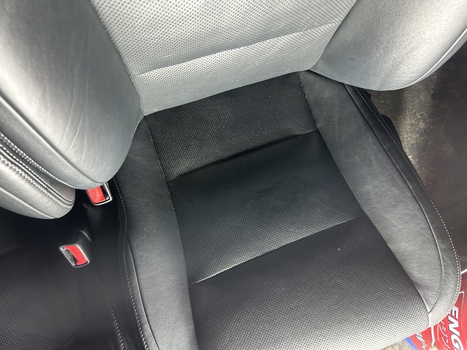 黒い革シートの座面と背もたれの表面