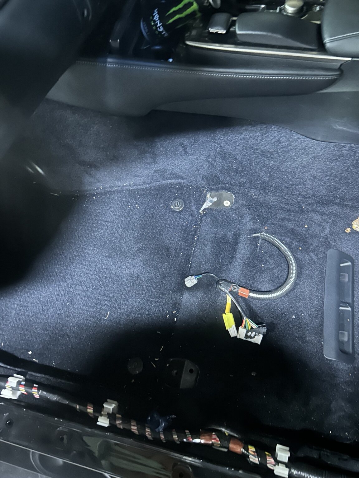 シート取り外し後のレクサス車内フロア確認
