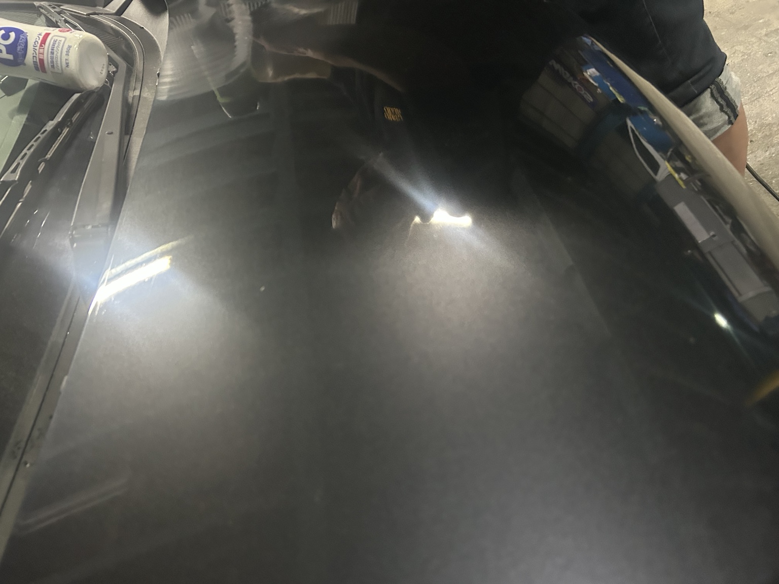 日産デイズのボンネット表面に映る照明