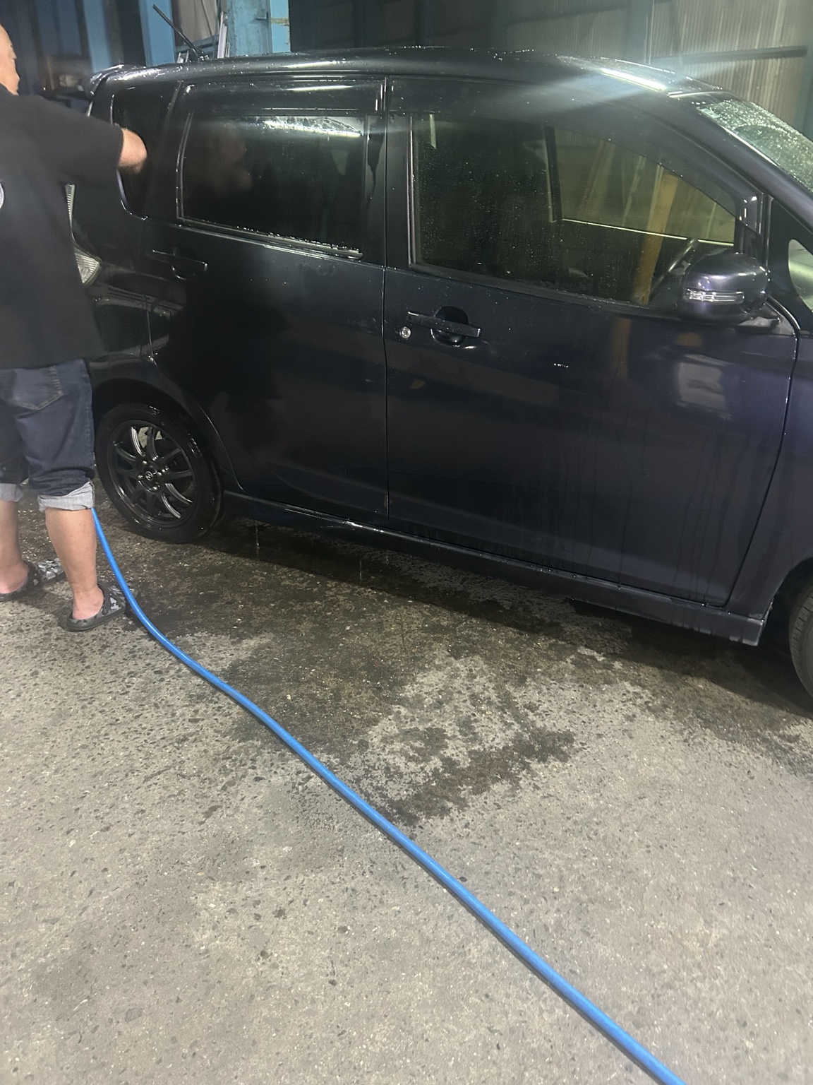 日産デイズのボディを洗浄している作業風景