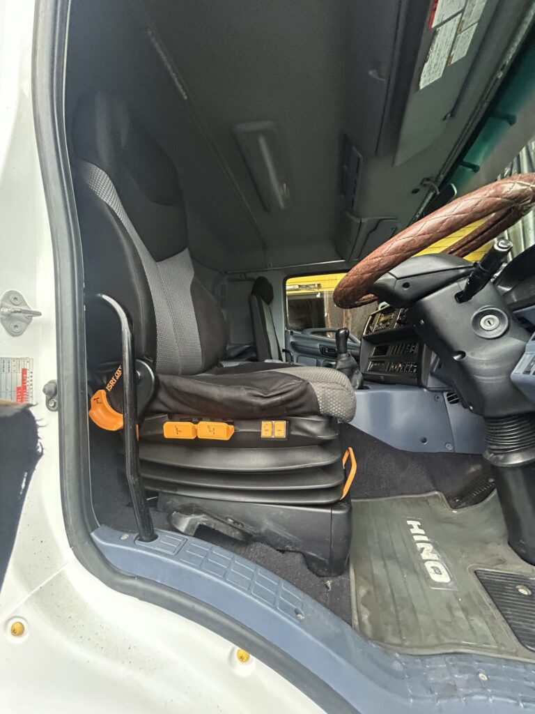 寝屋川市へ出張施工した日野大型トラックの車内クリーニング完了後