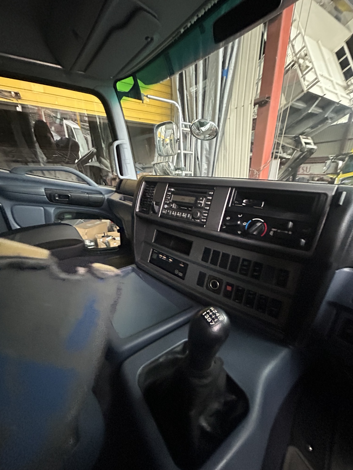 日野大型トラックのダッシュボード清掃後