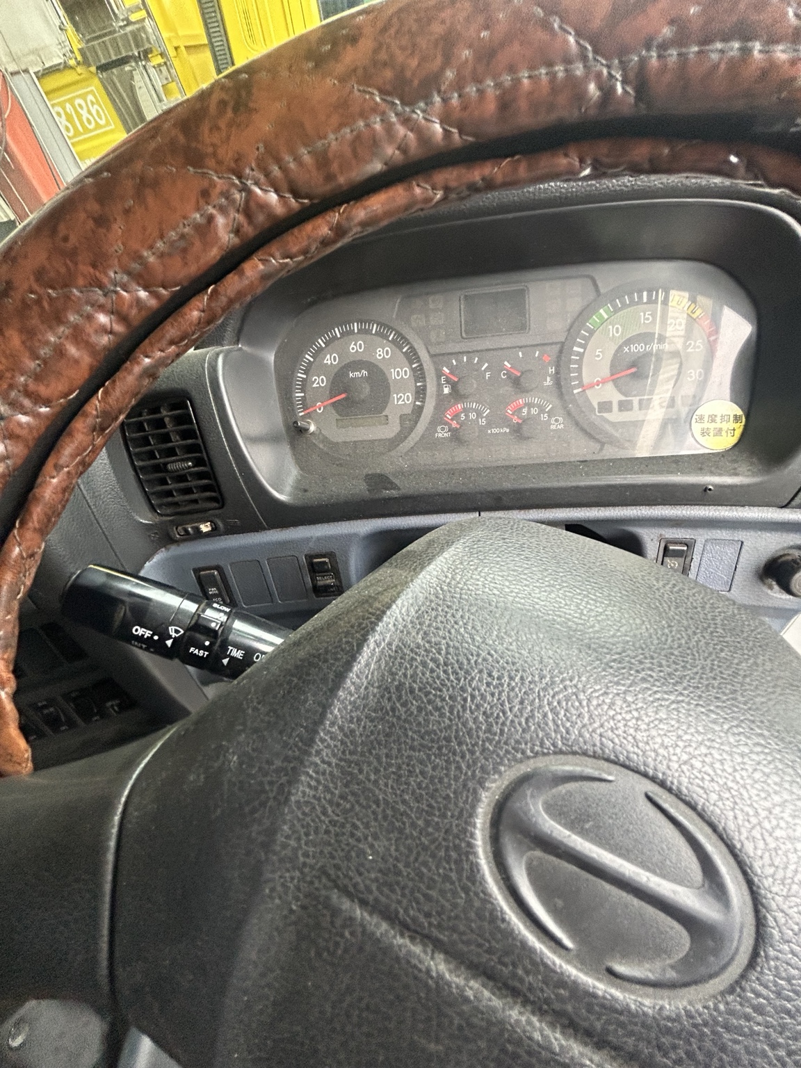 日野大型トラックのメーターとステアリング清掃前