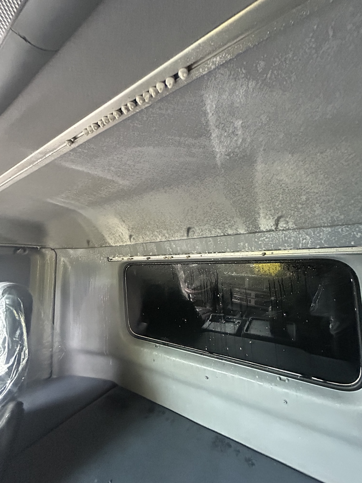 日野大型トラックのキャビン後部を洗浄中