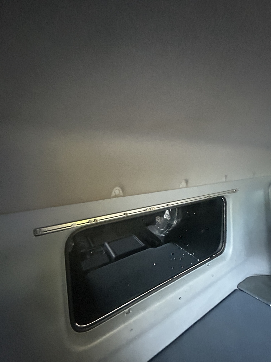 日野大型トラックの清掃前の寝台スペース
