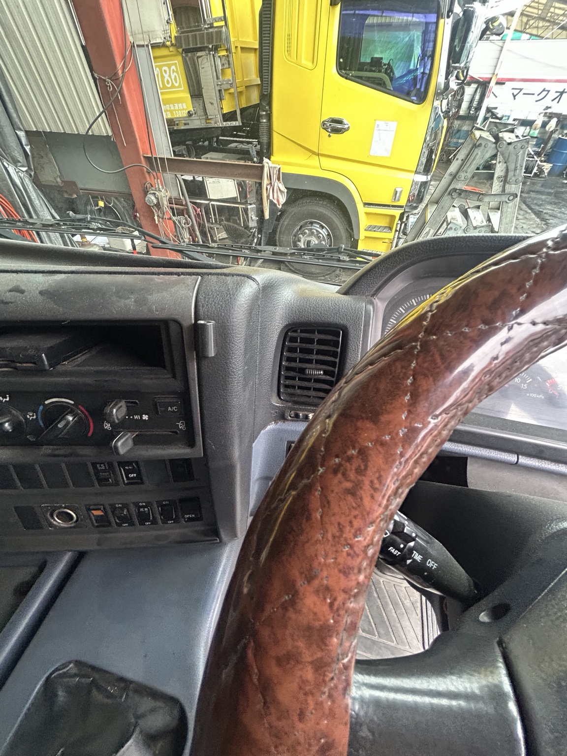 日野大型トラックのハンドルとダッシュボード清掃前