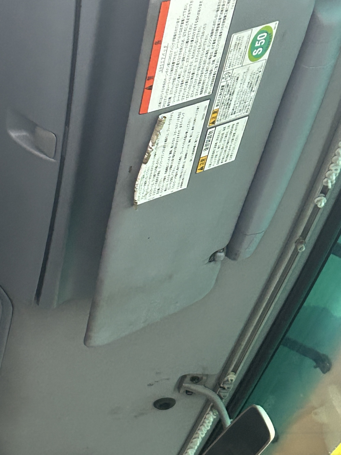日野大型トラックのサンバイザー清掃後