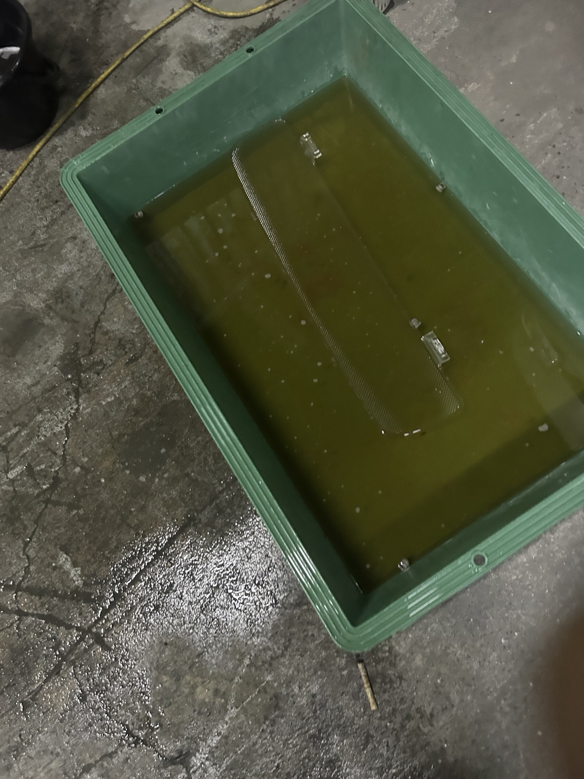 いすゞ フォワードのエアコン部品洗浄で回収した茶色い汚水