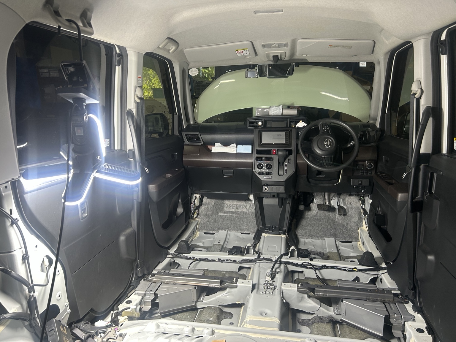 トヨタ タンク 魚介臭の原因確認と全分解洗浄 トヨタ タンク 車内の全分解クリーニング作業