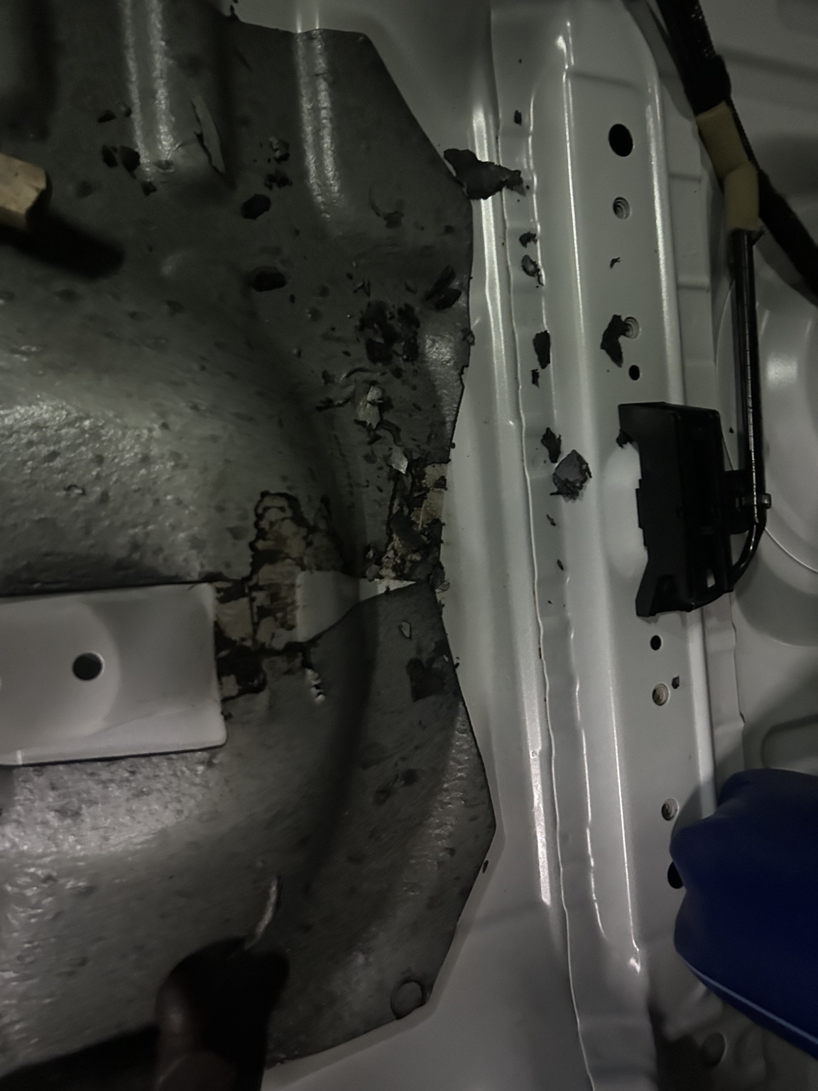 トヨタ タンク 臭いが染み込んだメルシート除去 トヨタ タンク 臭いが染み込んだメルシートの除去作業