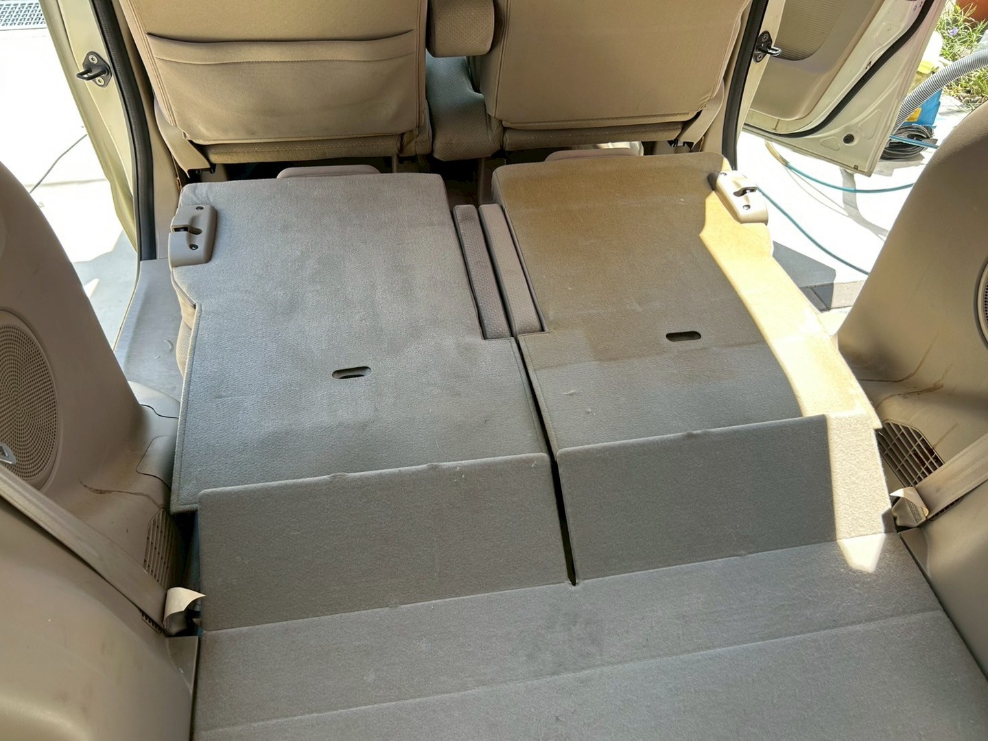N-BOX後部座席背面の洗浄途中。助手席側は洗浄済み、運転席側は未施工