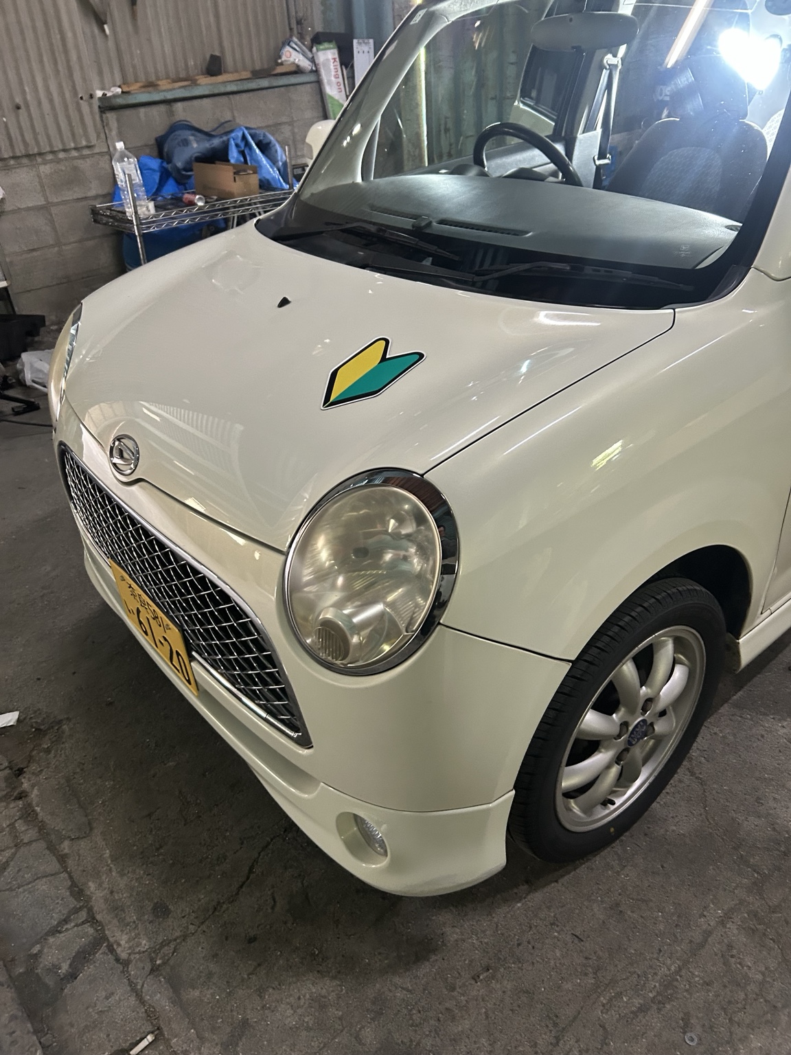 奈良県広陵町で引き取ったミラジーノ。車内の嘔吐クリーニングを行いました。