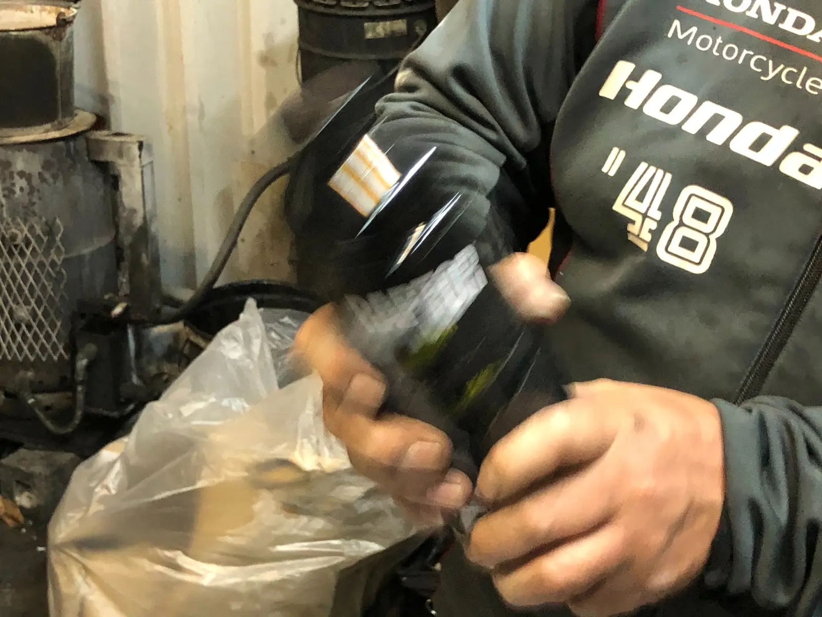Worker holding the paint bottle in preparation for Hijet Jumbo bed coating