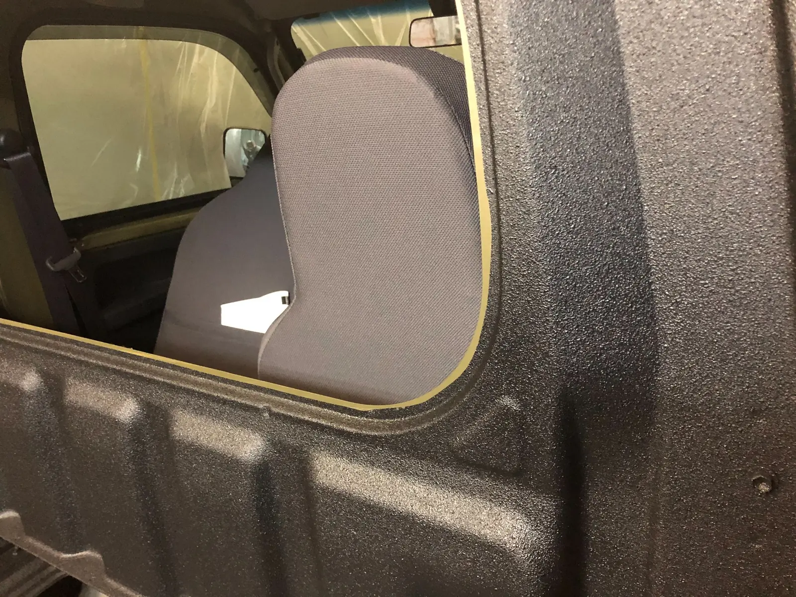 Black RAPTOR coating around the Hijet Jumbo rear window and rear cab panel