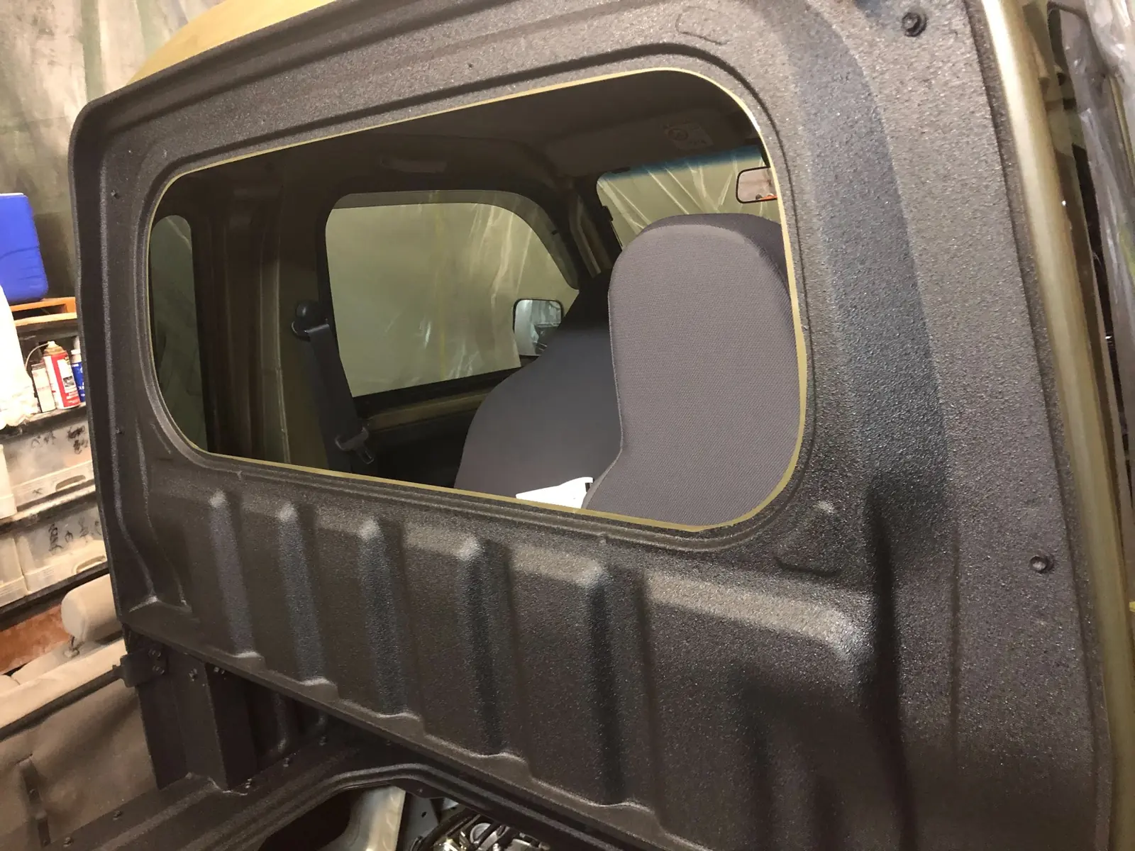 Overview of the Hijet Jumbo rear cab panel with black RAPTOR coating