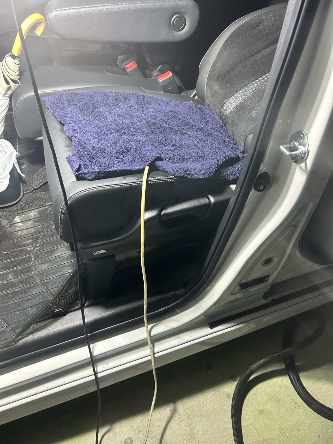Damp towel and hose used for N-BOX seat ozone treatment in Katsuragi
