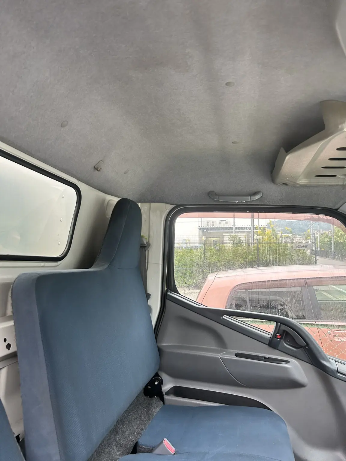 寝屋川市で車内クリーニングを行ったキャンターの施工後の天井
