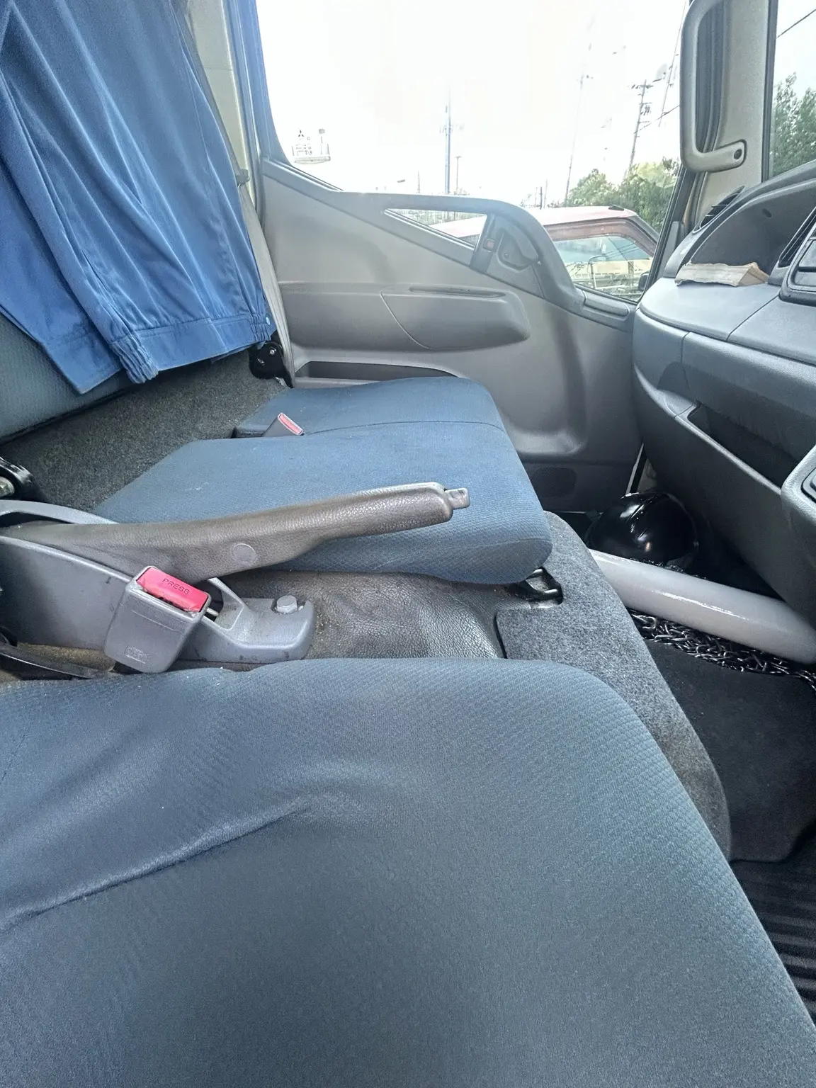 クリーニング前のキャンターの運転席と助手席