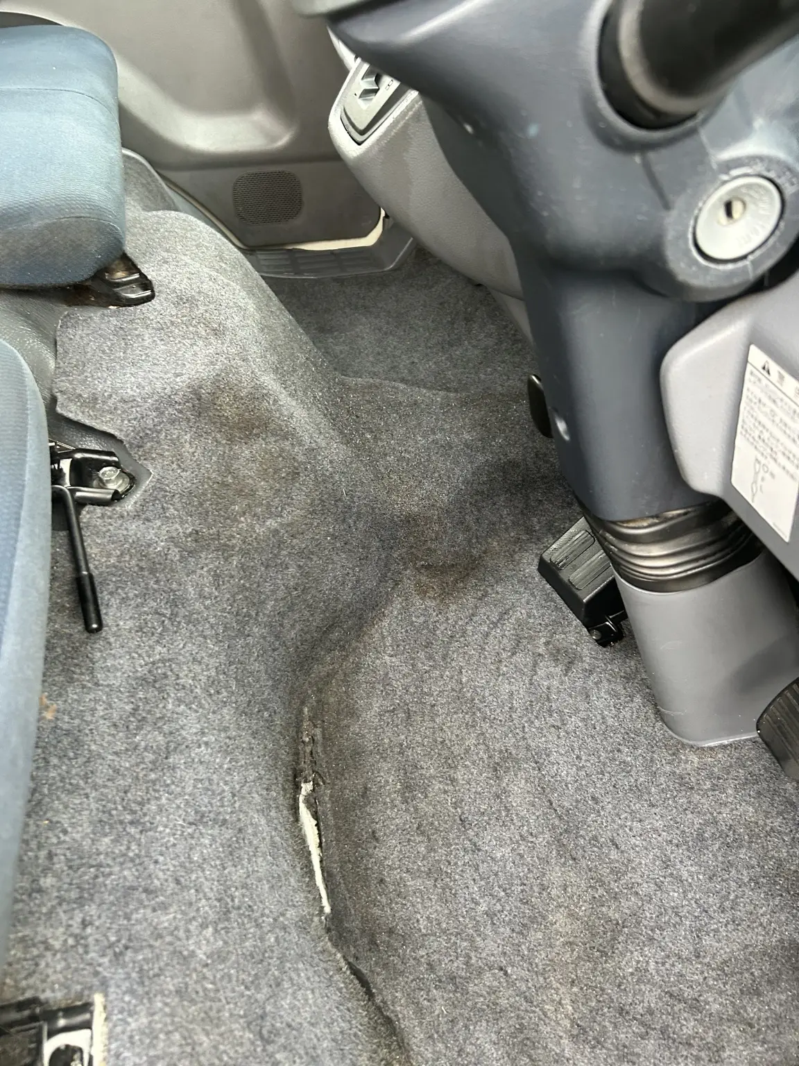 キャンター車内クリーニング後の足元と床面