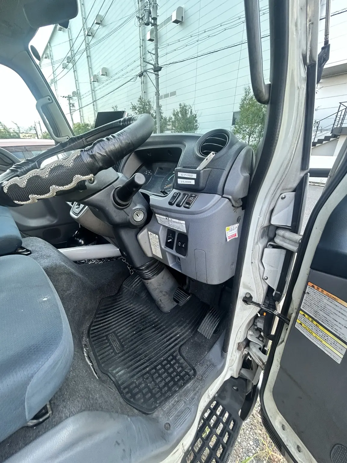 キャンターのクリーニング前の運転席と足元