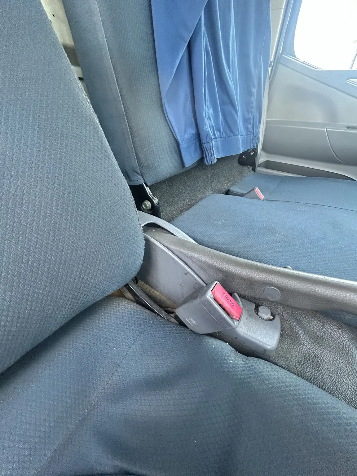 キャンターの車内クリーニング前の座席とセンター部分