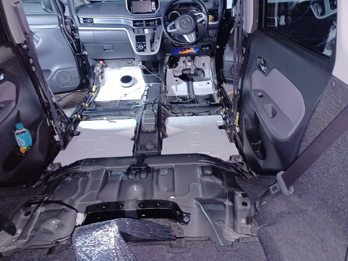 シートとフロアカーペットを取り外し金属床や配線が見える車内全体