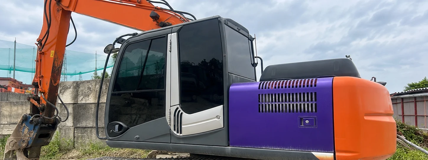Side view of an excavator at the site visited for an oil change in Higashiosaka