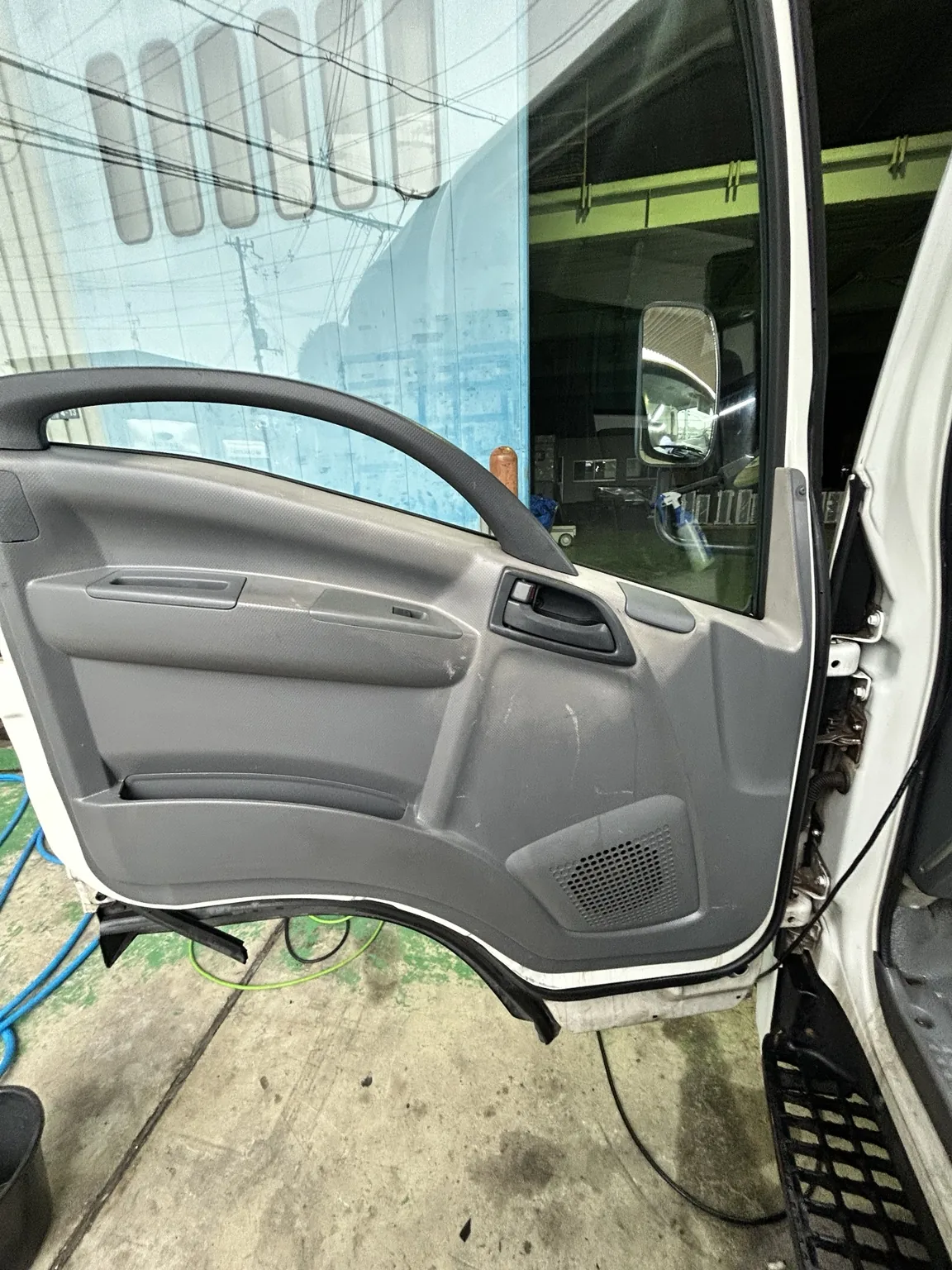 車内クリーニング後のいすゞエルフ助手席側ドア内張り