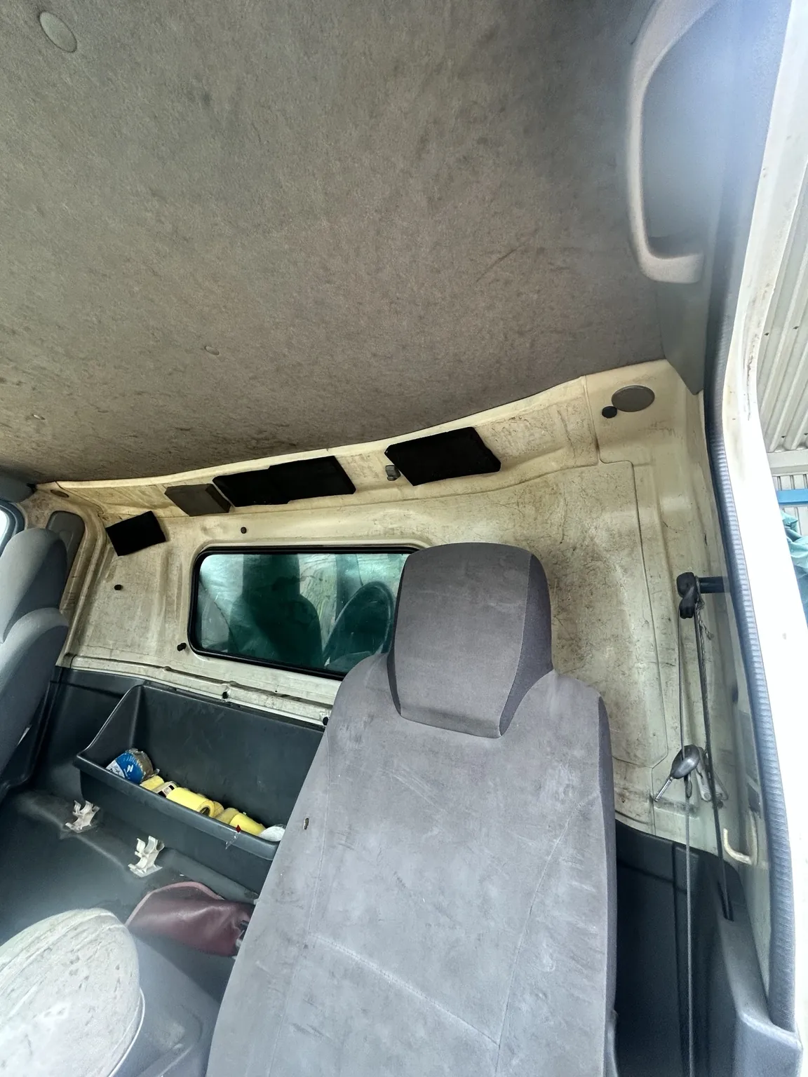 いすゞエルフの車内クリーニング前。天井と背面パネルに広がるヤニ汚れと黄ばみ
